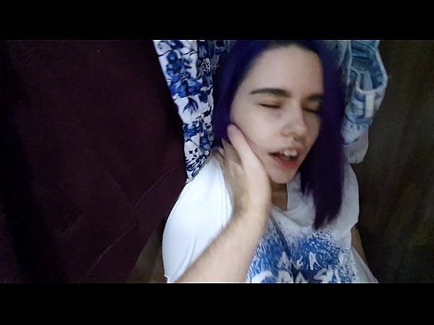 ❤️ Хоҳарамро дар ҷевон ёфт ва ба ӯ кӯмак кард ❤❌ Шлюсҳо дар мо ❤